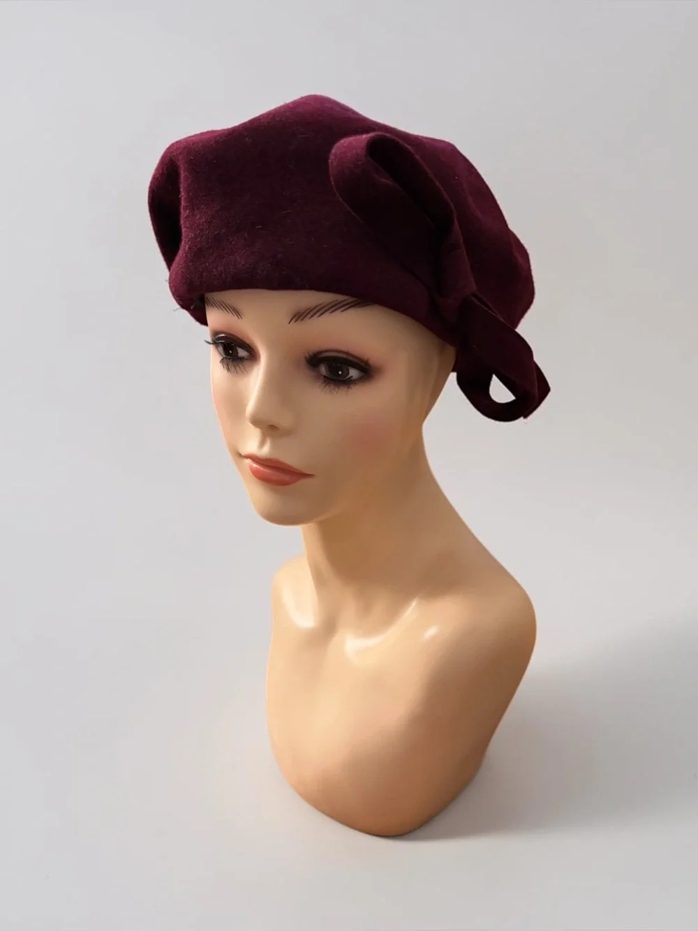 Vintage burgundy wool felt beret featuring an integrated structured fabric bow
